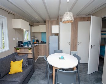 Intérieur Chalet Premium 2 bois — Camping L'Oasis du Verdon