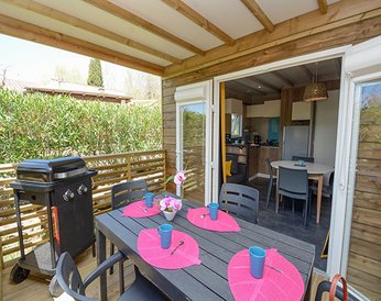 Terrasse Chalet Premium — Camping L'Oasis du Verdon Aups