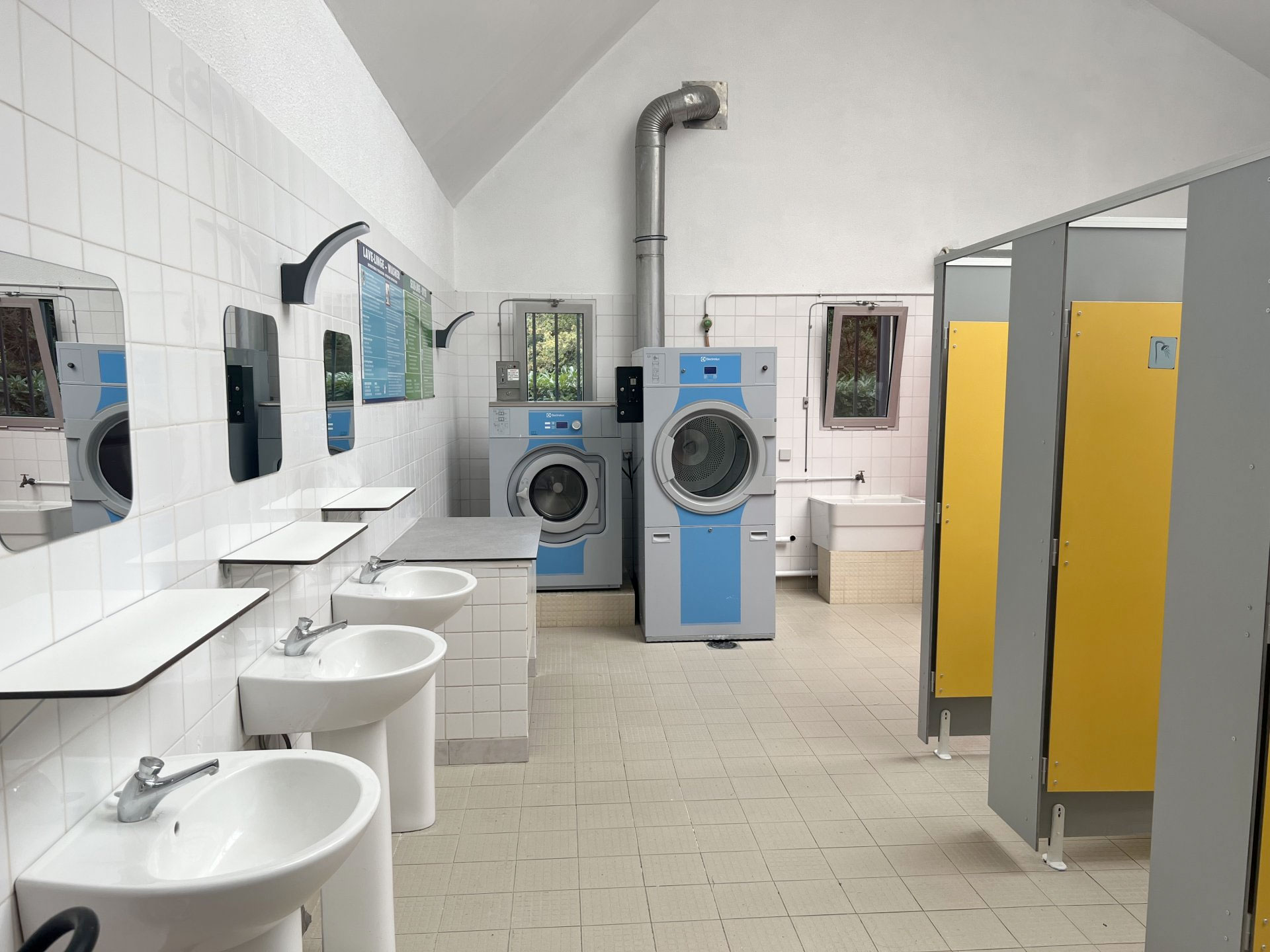 Sanitaires modernes Camping La Rivière Dorée